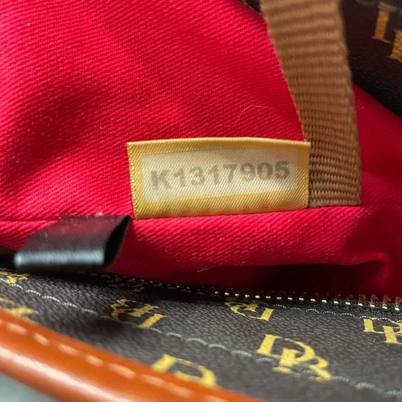 Beautiful Dooney and Bourke large purse with registration card. - Picture 4 of 16